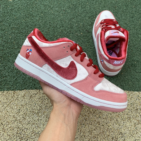 NK SB DUNK LOW - StrangeLove Skateboards (SONDERBOX)